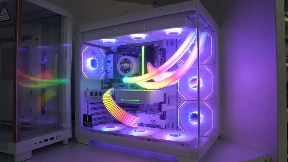 Weißer Gaming-PC mit Wasserkühlung und RGB-Beleuchtung aus eigener Fertigung