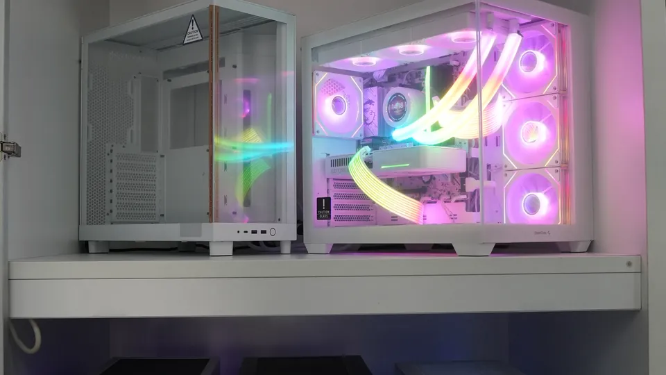 Zwei weiße Gaming-PCs mit RGB-Beleuchtung in der Vitrine