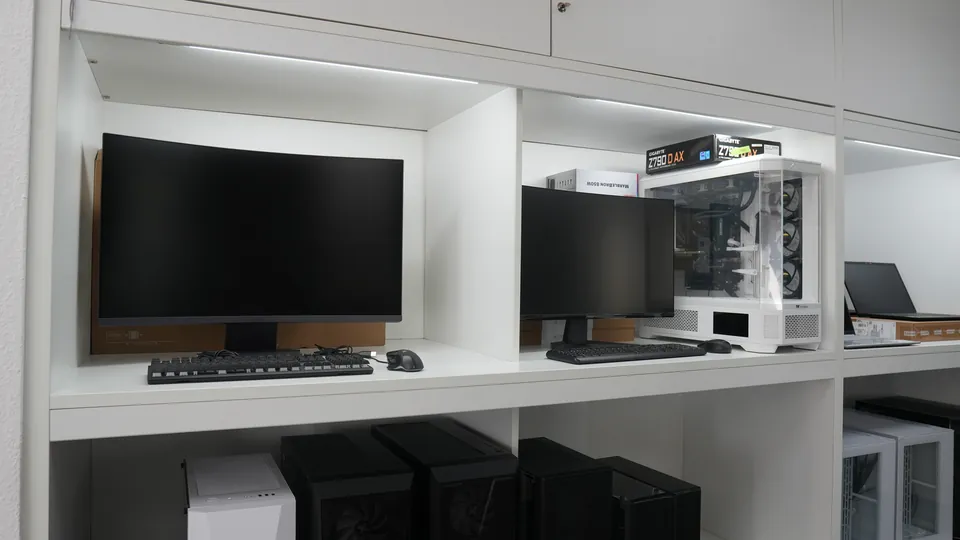 Monitore, Tastaturen und Mäuse in der Ausstellung