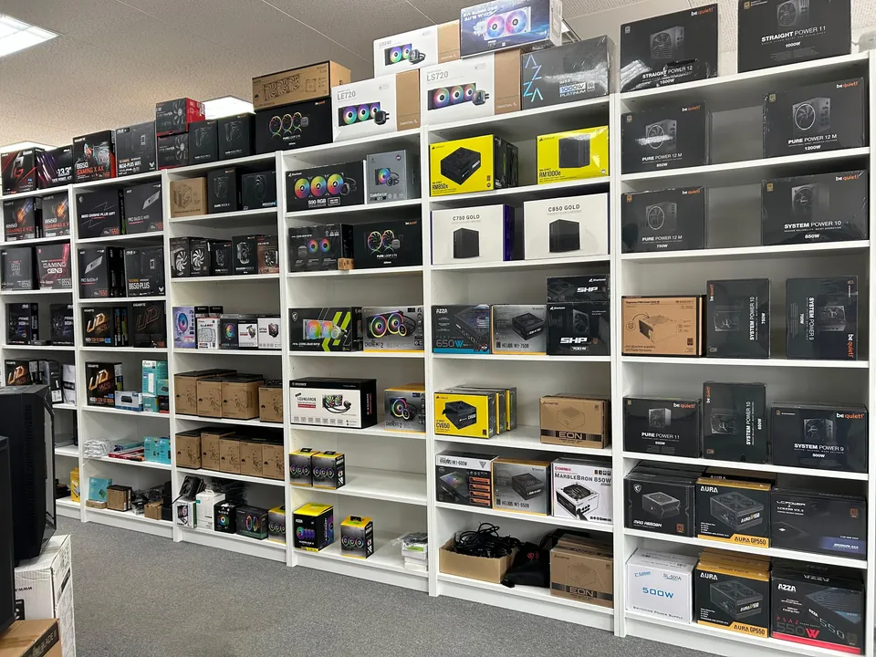 Regalwand mit Netzteilen, CPU-Kühlern und Wasserkühlungen