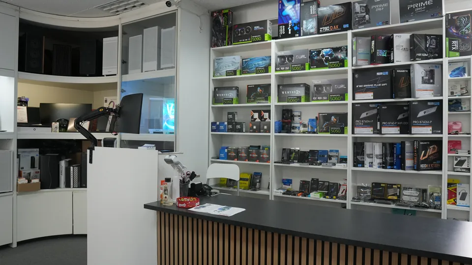 Die Verkaufstheke, dahinter die Regalwand mit Mainboards und Grafikkarten