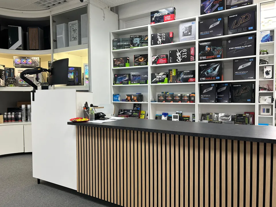 Verkaufstheke mit Grafikkarten und Mainboards im Regal dahinter