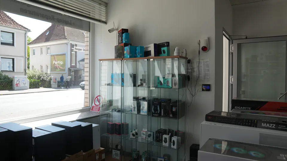 Zubehörvitrine am Schaufenster mit Mäusen, Tastaturen und Headsets